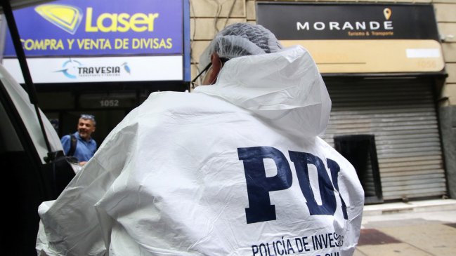 Más de 400 millones de pesos fueron robados desde casa de cambio en el centro de Santiago