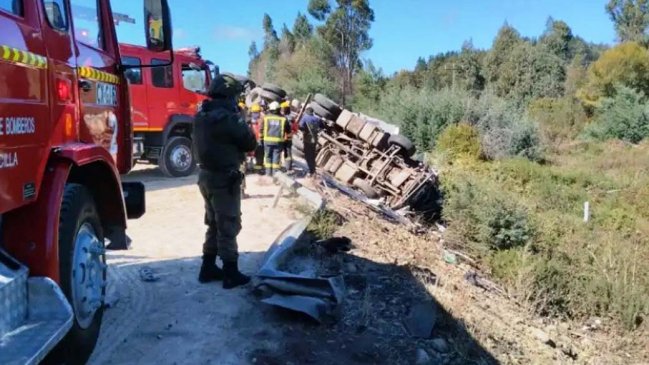 Murió chofer que estuvo varias horas atrapado tras volcar con su camión en Ercilla