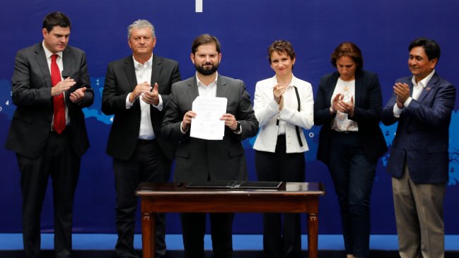 Municipios y gobiernos regionales firmaron con Boric un 