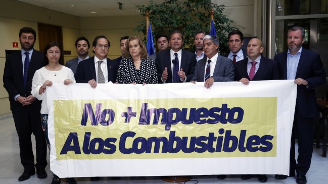 Diputados UDI y camioneros en picada contra posible aumento del impuesto a los combustibles