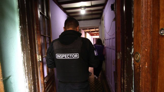 Desalojados 25 venezolanos desde cité ilegal: Dueño les cobraba hasta 250 mil por habitación