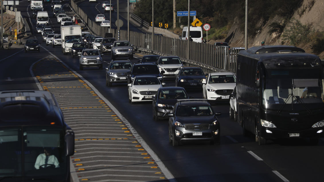 Automovilistas abandonan en masa Santiago por el fin de semana largo
