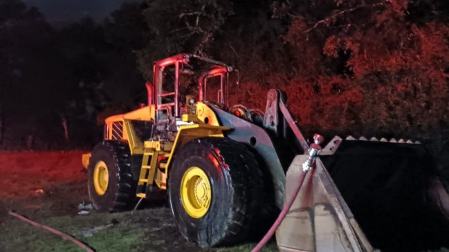 Dos máquinas fueron quemadas en Toltén: Sujetos dejaron panfleto pidiendo libertad de Luis Tranamil