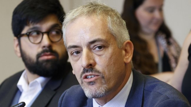 Diputados UDI y DC exigen renuncia del director de Migraciones