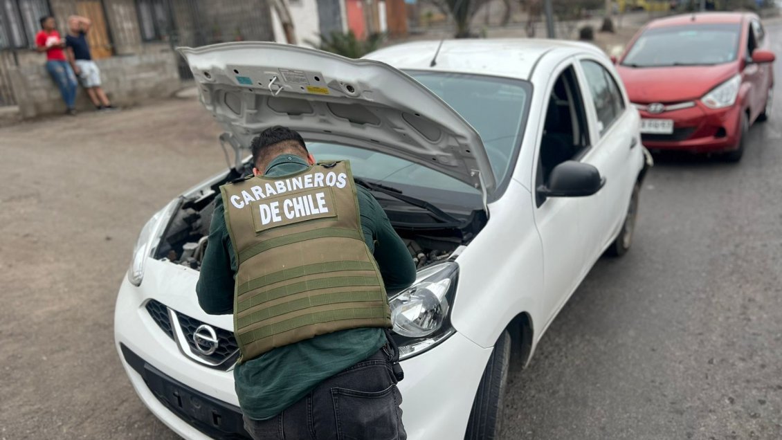 Joven delincuente con dos órdenes pendientes fue sorprendido al volante de un auto robado