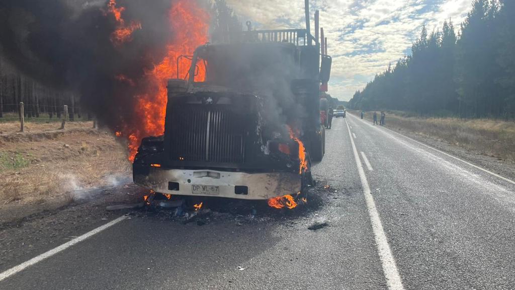 Dos camiones fueron quemados por encapuchados en las cercanías de Collipulli