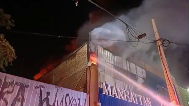 Incendio en bodega de textiles de Independencia deja tres bomberos lesionados