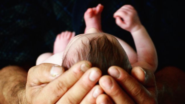 Papá dejó ciega a su guagua tras zamarrearla para que dejara de llorar