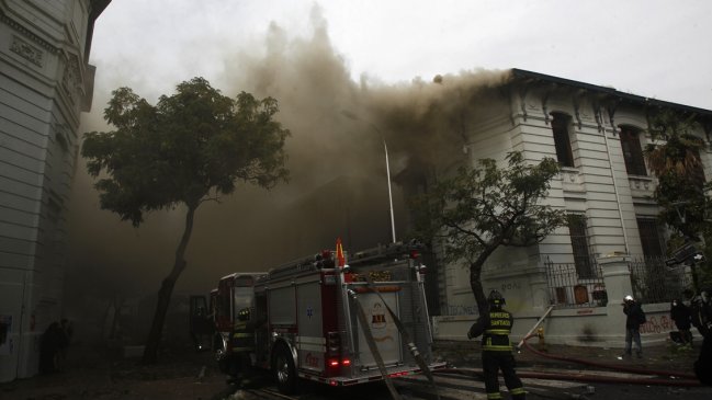 Municipio de Santiago presentará querella criminal por incendio en el Liceo de Aplicación