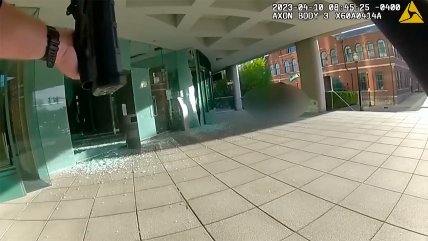  Cámara corporal registró cómo fue abatido el autor del tiroteo en Louisville  