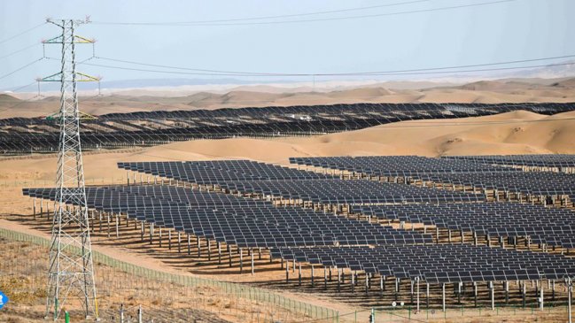 China construye vastos parques solares y eólicos en desiertos