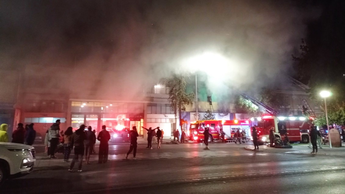 Incendio en local de Santiago dejó dos lesionados y dos viviendas afectadas