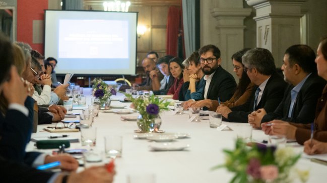 Con el foco puesto en seguridad, oficialismo se reunió en Cerro Castillo con el Presidente Boric
