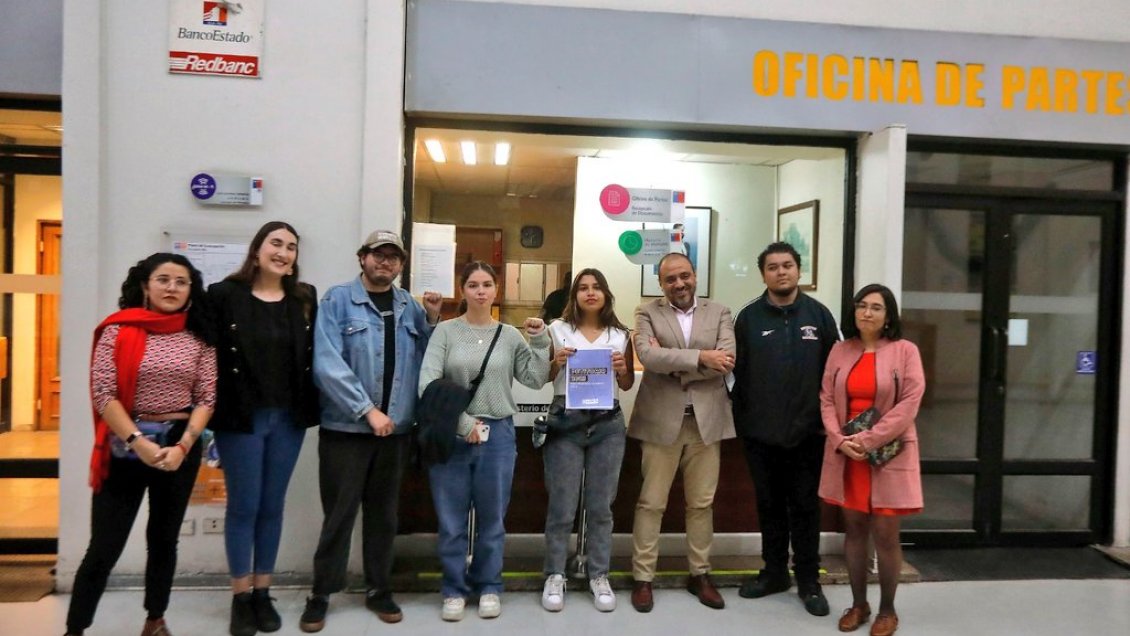 Petitorio Confech: Lenguaje neutro, concientización sobre el golpe y liberación de 