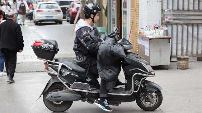Capital china pondrá chips en motos de delivery para 
