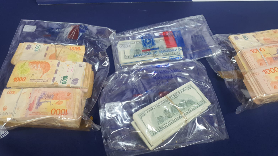 Intentaron entrar a Chile con 88 millones en billetes: Aduana les confiscó un tercio