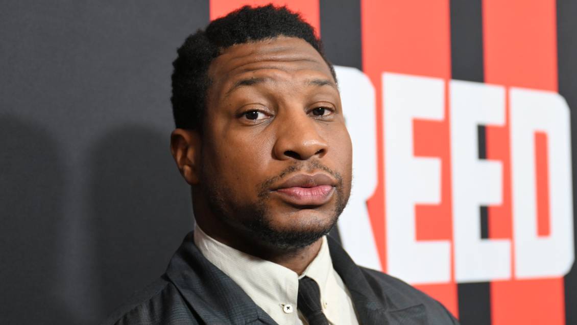 Otorgan protección temporal completa a presunta víctima de violencia de Jonathan Majors