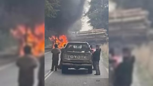 Collipulli: Encapuchados armados asaltaron a camioneros y quemaron dos máquinas