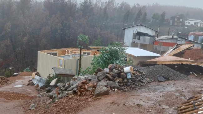 Ministro Montes responsabilizó a empresas constructoras por daños en casas  de emergencia 