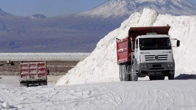 Cadem: 39% cree que el litio debe ser explotado por el Estado con participación de privados