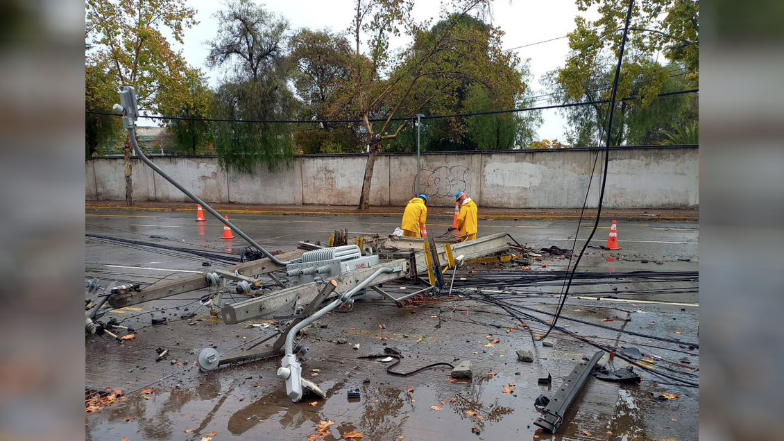 Auto a exceso de velocidad arrasó con tres postes de luz en El Bosque: El conductor huyó
