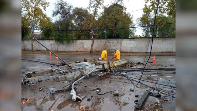 Auto a exceso de velocidad arrasó con tres postes de luz en El Bosque: El conductor huyó
