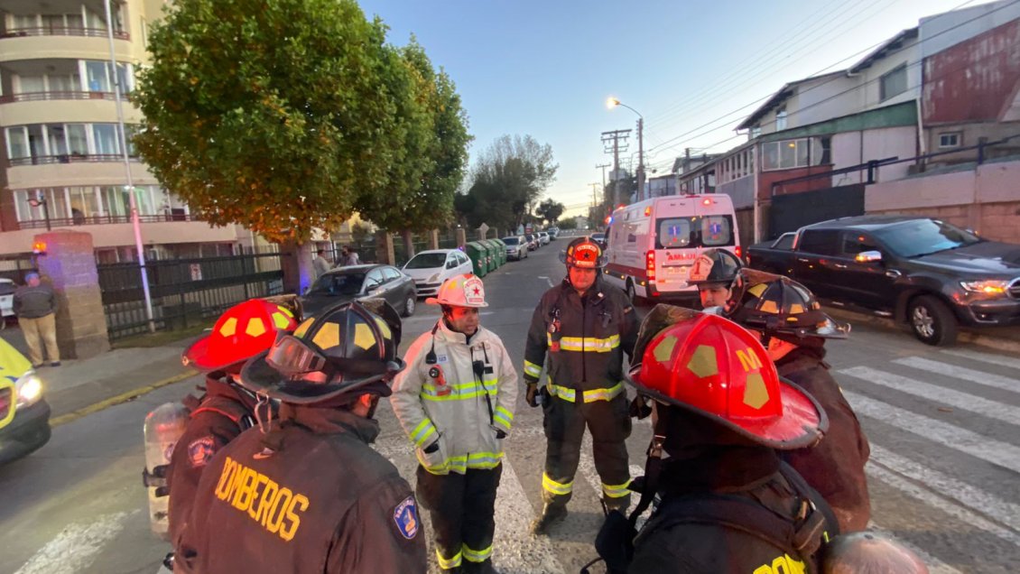 Dos personas fallecieron y otra resultó herida tras incendio en un departamento en Viña del Mar