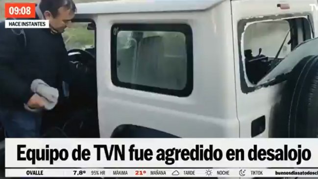 Equipo de TVN fue agredido durante masivo desalojo