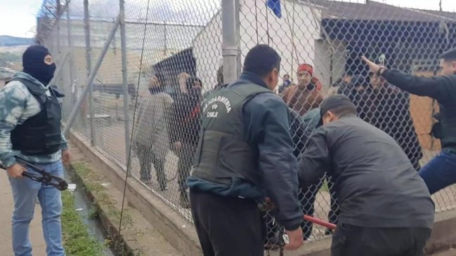 Gendarmes fueron tomados de rehenes por internos en cárcel de Angol