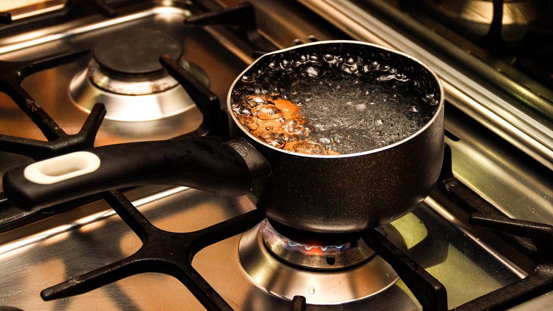 Suegra quemó a su yerno con agua hirviendo porque iba todos los días a almorzar y se repetía