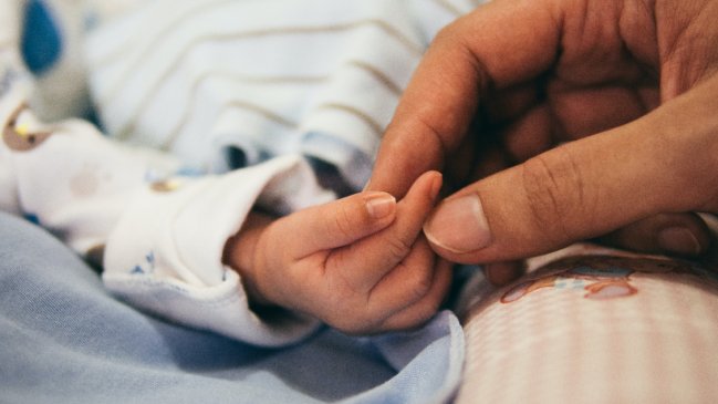 Nace el primer bebé con ADN de tres personas en Reino Unido - Cooperativa.cl