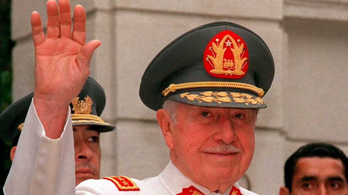 Fiscalía abre investigación por arsenal perdido de Pinochet: 17 pistolas y un fusil