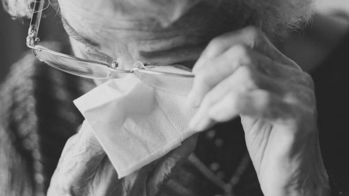 Anciana de 87 años fue golpeada con puños y pies en medio de asalto en Macul