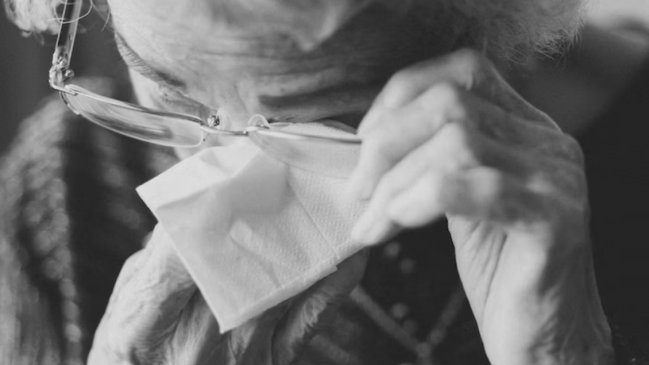 Anciana de 87 años fue golpeada con puños y pies en medio de asalto en Macul