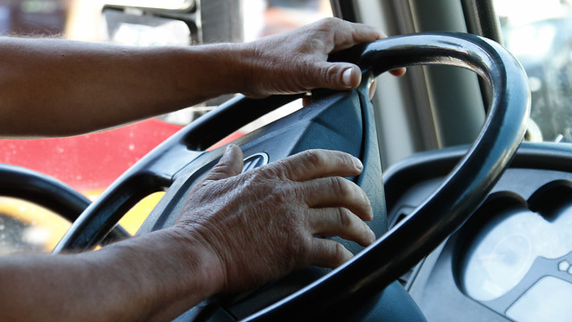 Delincuentes secuestraron a chofer y peoneta de un camión con carne en Santiago