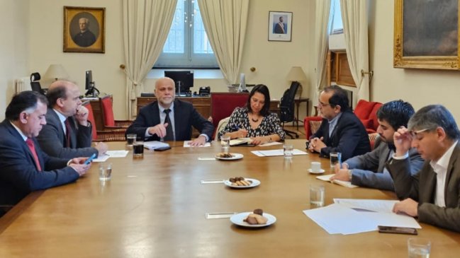 Ministro Elizalde se comprometió a analizar proyecto que crea federación de partidos