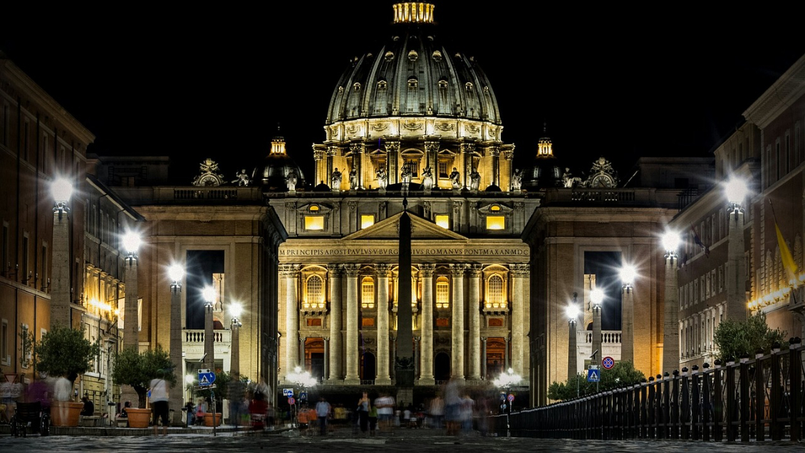 Un hombre se introdujo con un automóvil a la fuerza en el Vaticano: Fue detenido