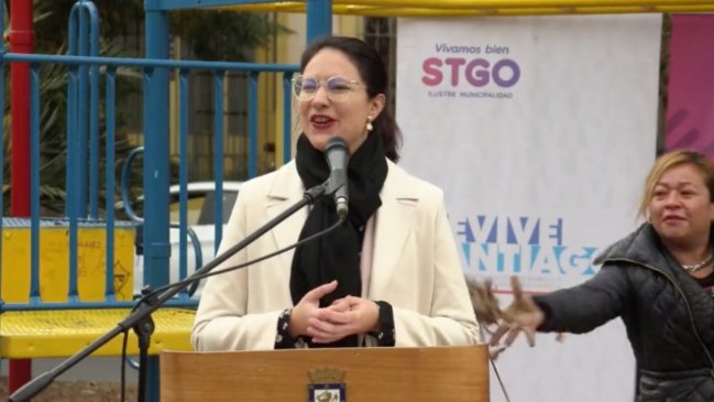 Le lanzó tierra por la espalda: Mujer atacó a Irací Hassler en actividad