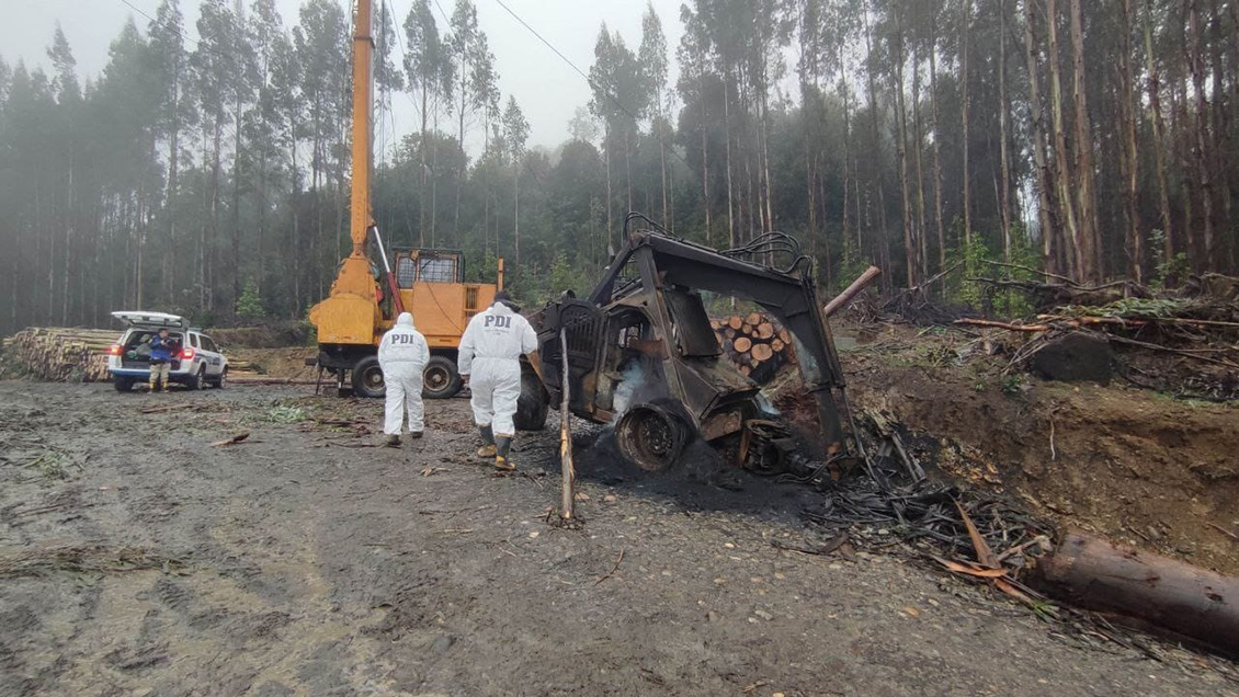 Encapuchados incendiaron cuatro máquinas en forestal de Los Ríos