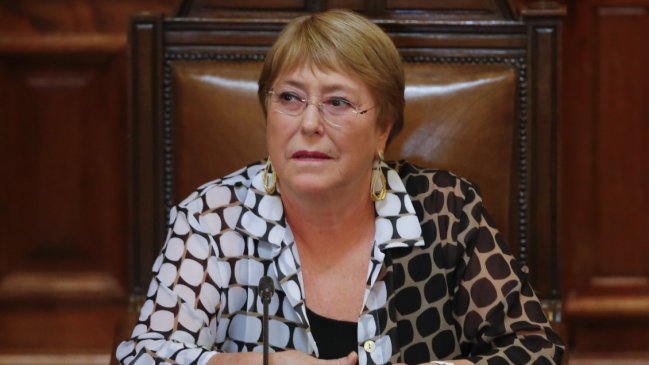 Bachelet e interés de empresas extranjeras por el litio: Se enfrenta a quienes hablan de nacionalización