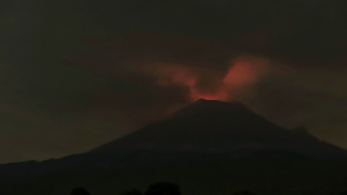 Aumenta la actividad del Popocatépetl: cenizas cubren el centro de México y se preparan albergues
