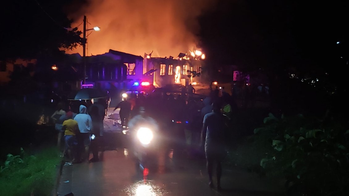 Tragedia en Guyana: 19 niños fallecieron y seis están en riesgo vital tras un incendio en una escuela