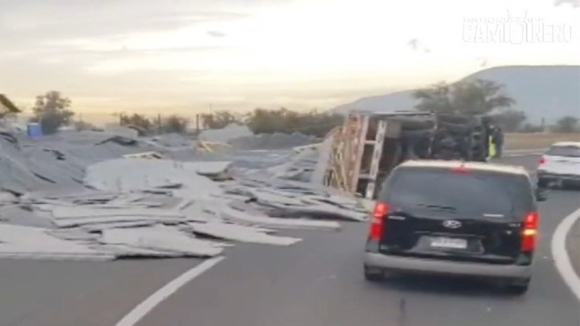 Camión volcó en la Ruta 68 y su carga cayó sobre la autopista