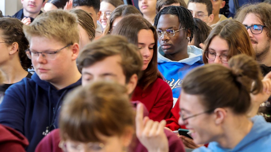 Reino Unido prohibirá a los estudiantes extranjeros traer a sus familias