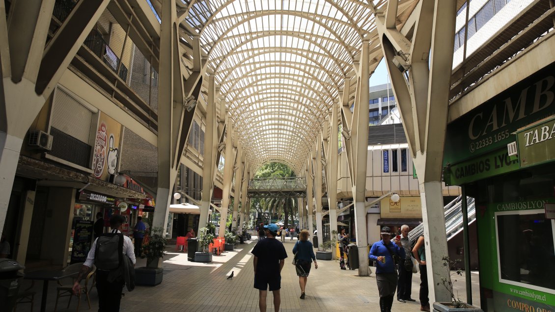 La mitad de los chilenos dice pasar por dificultades financieras, según informe