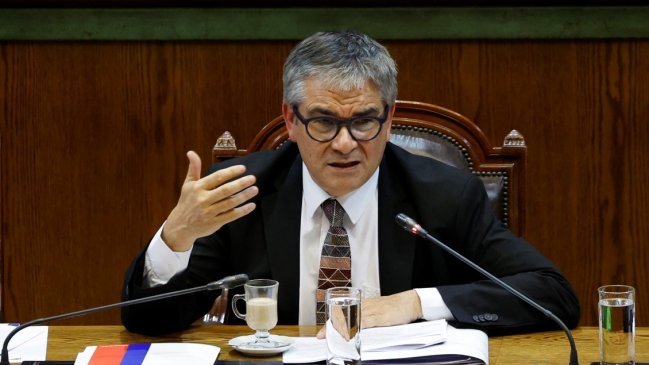 Ministro Marcel desestimó que la banca deba restringir la entrega de créditos