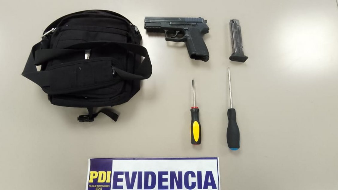 Adolescente fue detenido tras participar en robo con intimidación en supermercado valdiviano
