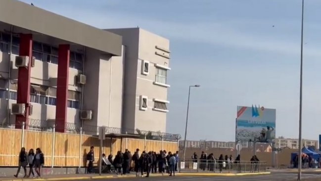 Malos olores por quema de basura obligaron a suspender clases en Liceo La Chimba de Antofagasta