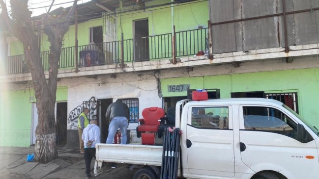 Renca: Demuelen casa que estaba tomada hace dos años