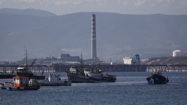 Salud abre sumario contra ENAP Quintero por afectación de 30 trabajadores y mal estado de una tapa de estanque